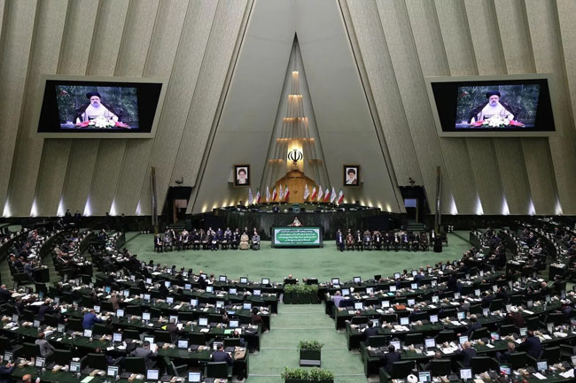 نواب البرلمان الإيراني يهتفون (الموت لإسرائيل) بعد عملية (طوفان الأقصى)