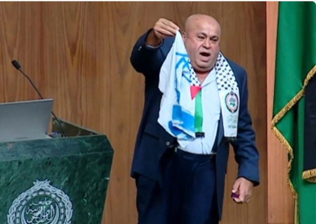 نائب أردني يحرق علم الكيان المحتل خلال جلسة البرلمان العربي