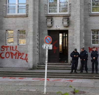 مؤيدون لفلسطين يرشون شعارات مناصرة لغزة على واجهة برلمان إقليمي في ألمانيا