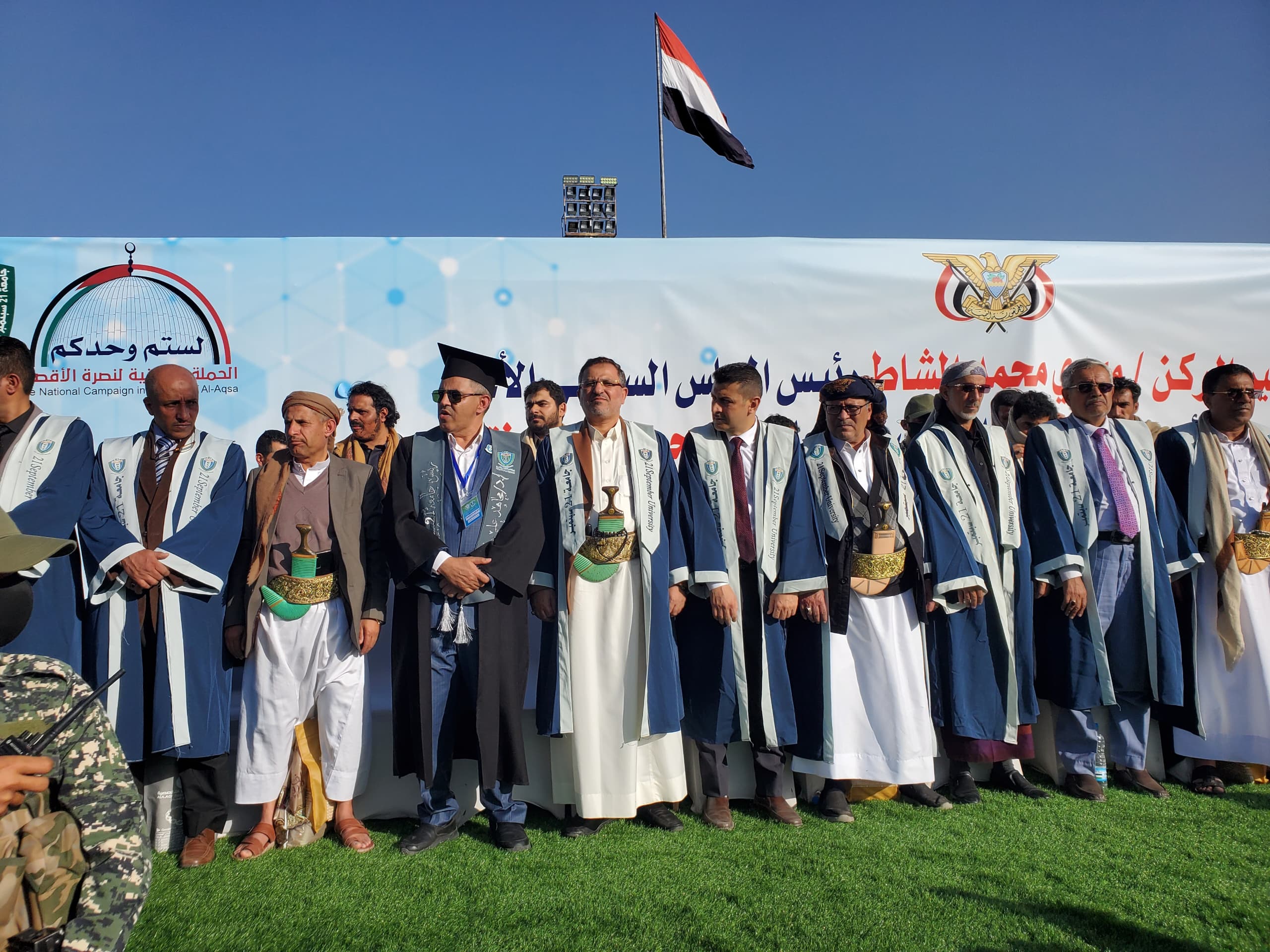 النعيمي ومفتاح وهشول يشاركون في حفل تخرج الدفعة الثالثة طب وجراحة من كلية الطب بجامعة 21 سبتمبر