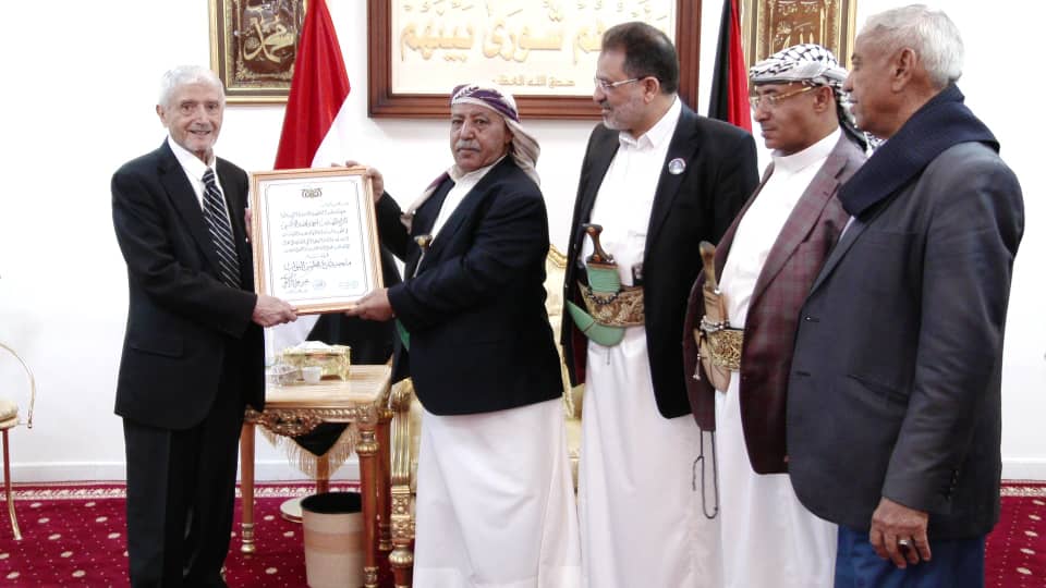 رئيس مجلس النواب يكرم المهندس احمد  الانسي بدرع مجلس النواب..