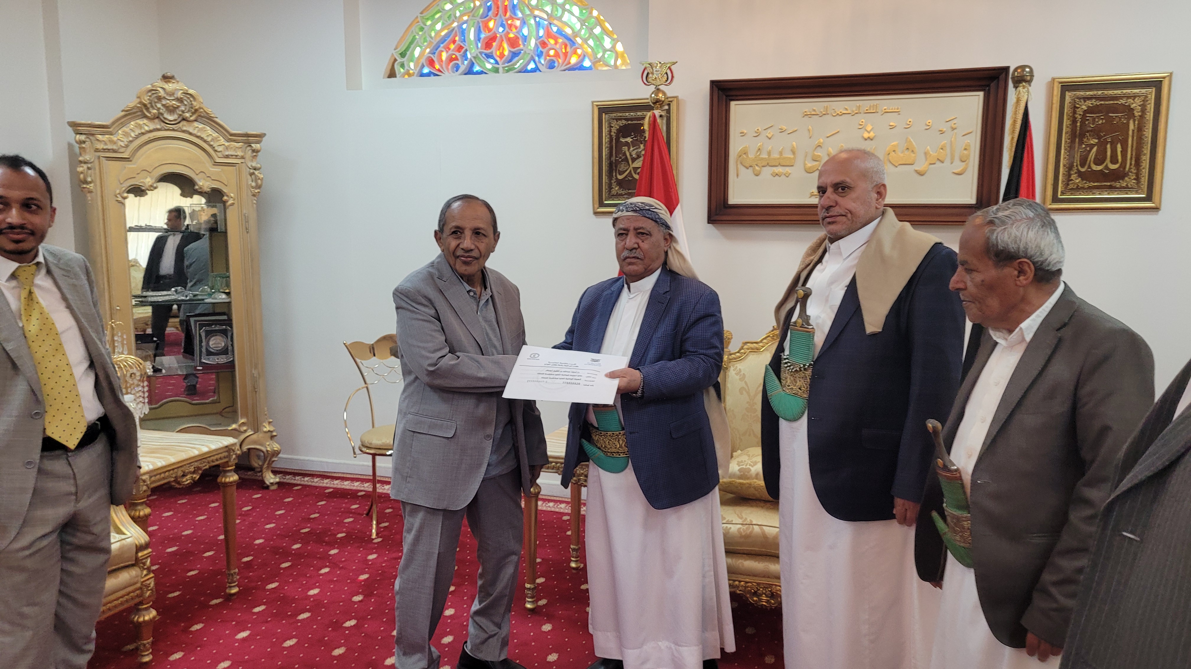 رئيس مجلس النواب يتسلًم إقرار الذمة المالية من عضو هيئة مكافحة الفساد أحمد الشيخ